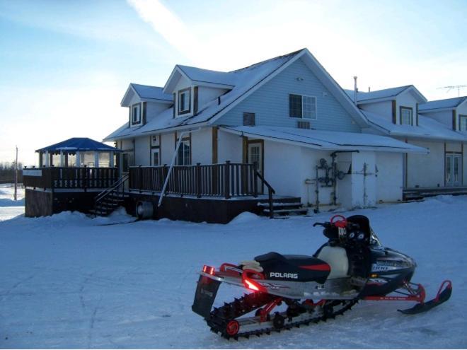 North Adventure Inn Cochrane Exteriér fotografie
